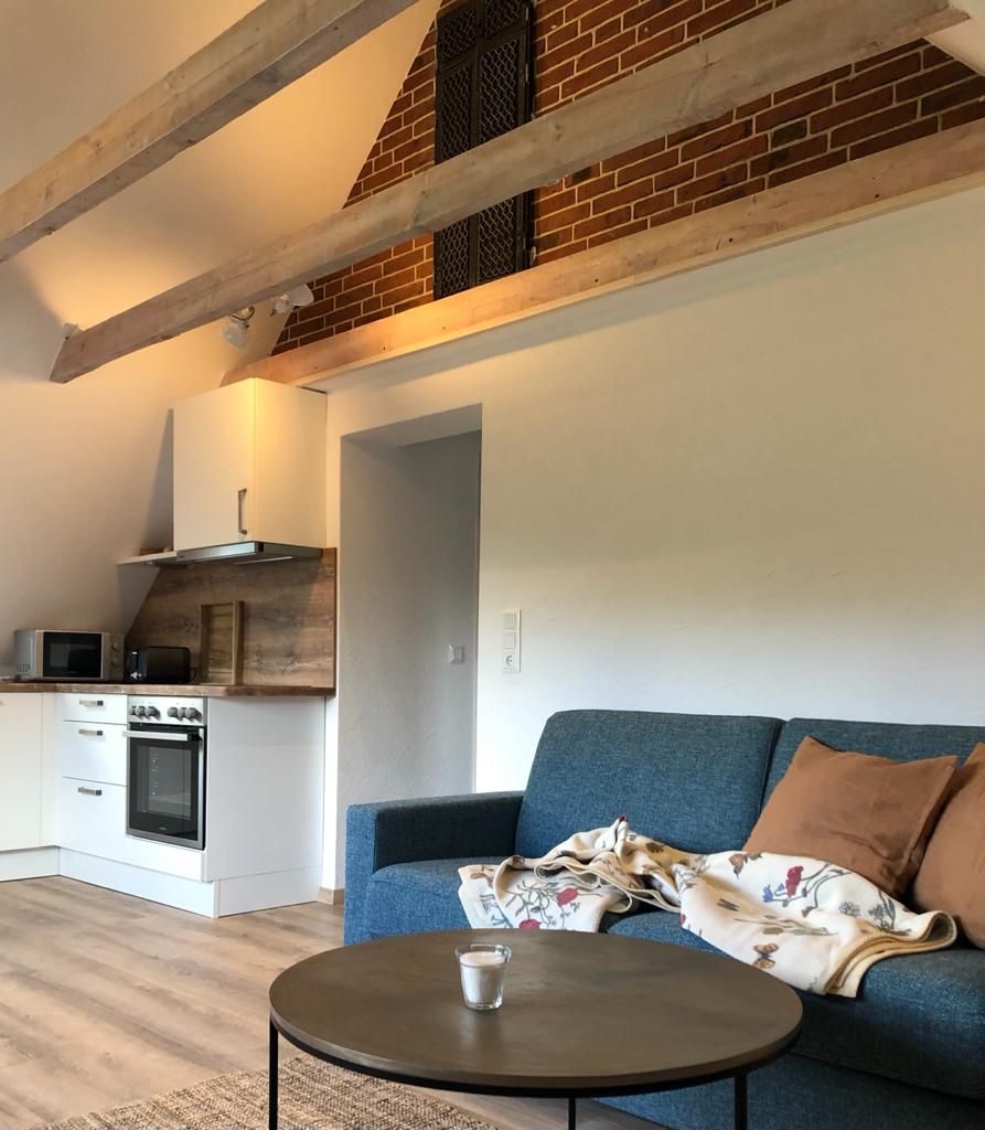 Ein Wohnzimmer mit einer blauen Couch und einem Couchtisch