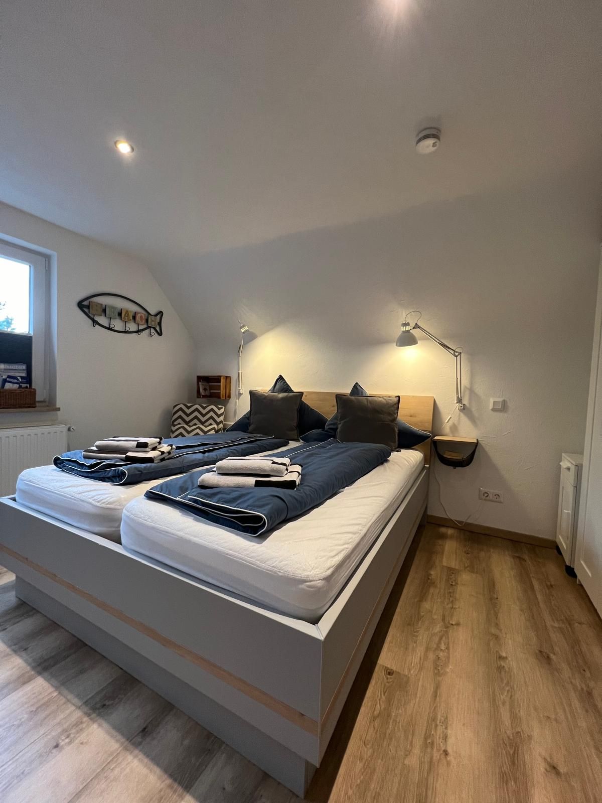 Ein Wohnzimmer mit einer blauen Couch und einem runden Tisch.