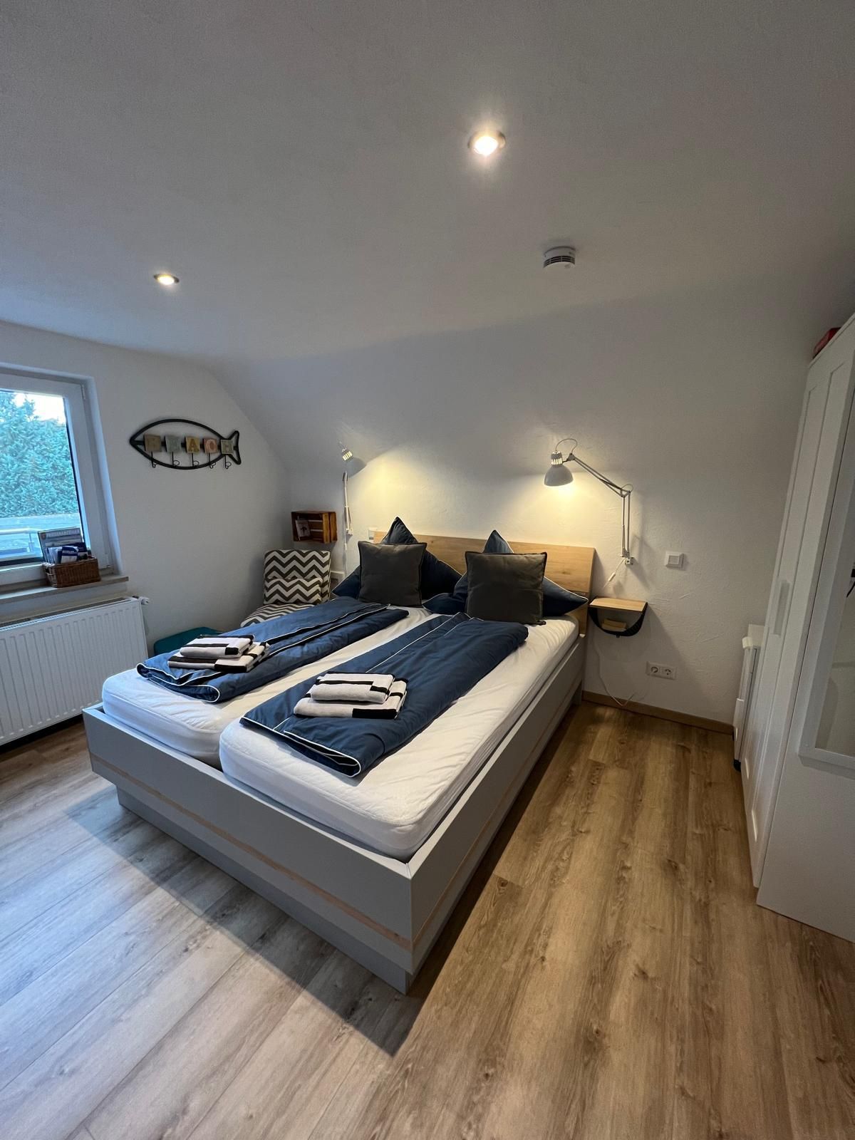 In der Mitte des Zimmers steht ein großes Bett.