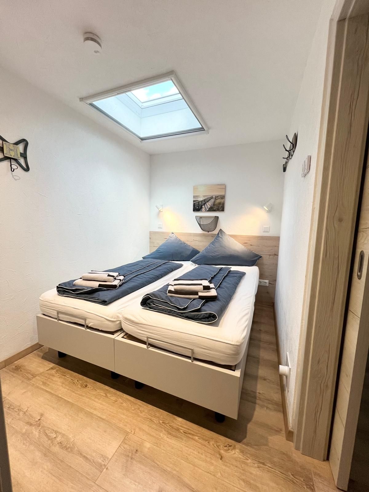 Ein Schlafzimmer mit zwei Betten und einem Fisch an der Wand.