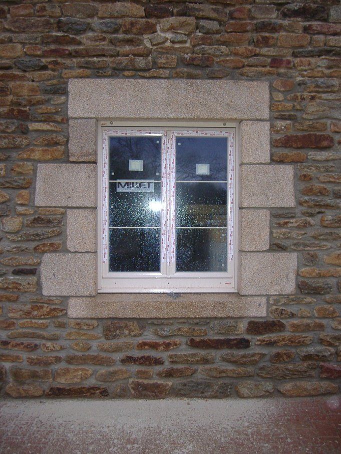 Tailleur de pierre pour encadrement de fenêtre dans l'Orne