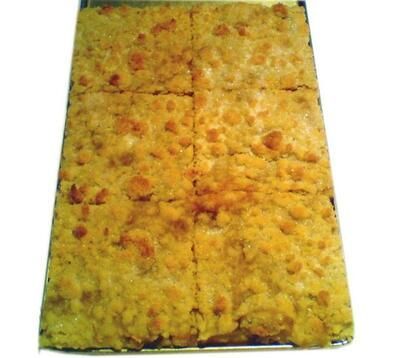 Ein Tablett mit Essen und Krümeln darauf