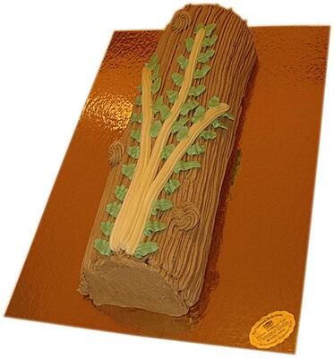 Ein Kuchen, der wie ein Baumstamm mit Blättern darauf aussieht