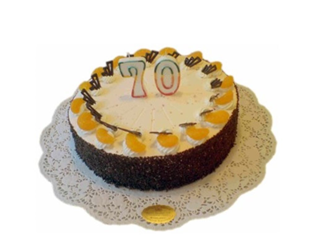 Blutorangensahnetorte mit Zahlenkerzen