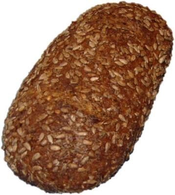 Ein Laib Brot mit Sonnenblumenkernen darauf