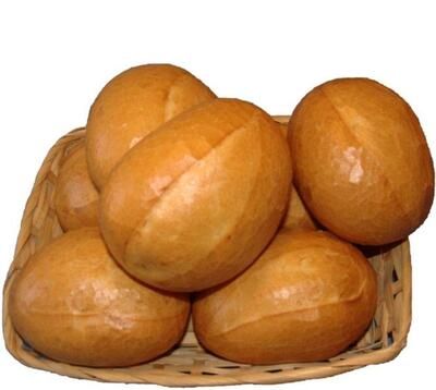 Ein Bündel Brötchen in einem Korb auf weißem Hintergrund