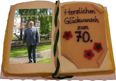 Ein Kuchen in Buchform mit der Zahl 70 darauf