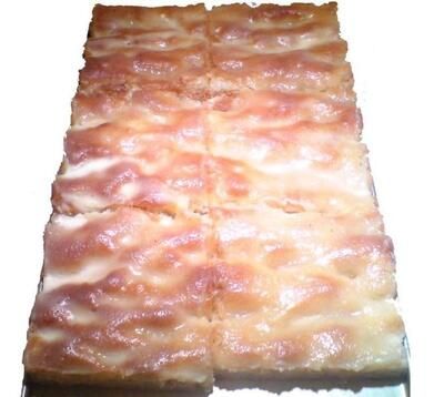 Eine Nahaufnahme von einem Stück Pizza auf einem Tablett