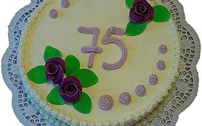 Eine Torte mit lila Rosen und der Zahl 75 darauf