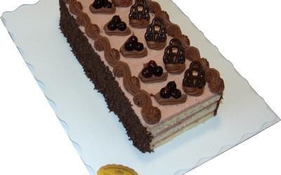 Ein Kuchen mit Schokoladenglasur und Kirschen darauf