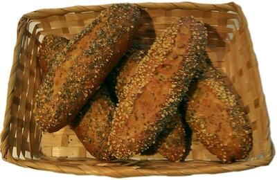 Ein Korb Brot mit Sesamkörnern darauf