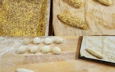 Ein Haufen Teigbällchen auf einem Holztisch.