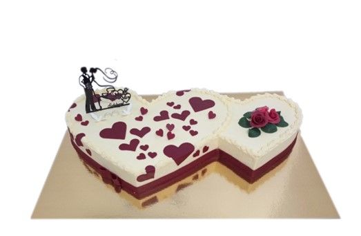 Eine Hochzeitstorte in Herzform mit Braut und Bräutigam obendrauf.