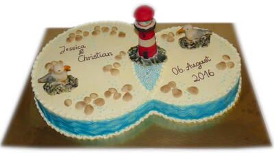 Eine Torte mit Leuchtturm und Möwen darauf