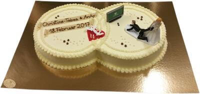 Eine Hochzeitstorte mit Braut und Bräutigam darauf