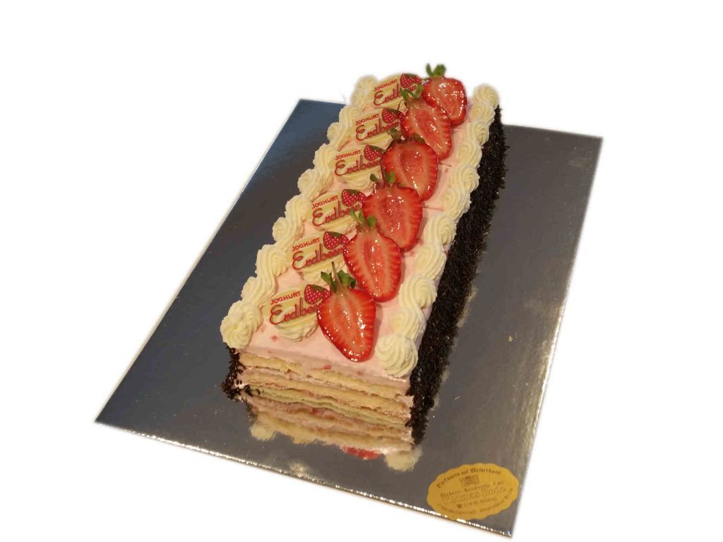 Erdbeerjoghurtsahnestreifen, halb