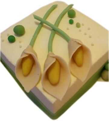 Ein quadratischer Kuchen mit drei gelben Blumen darauf