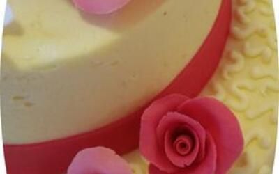 Eine Nahaufnahme eines Kuchens mit rosa Rosen darauf