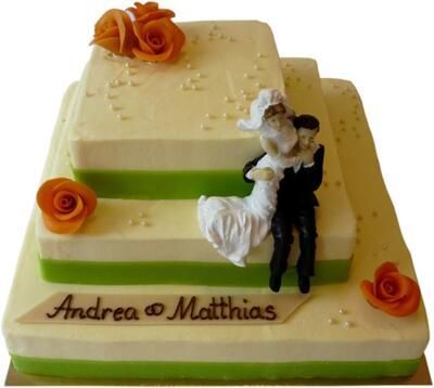 Eine Hochzeitstorte mit dem Namen Andrea Matthias darauf