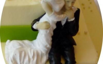 Eine Braut und Bräutigam Figur auf einer Torte