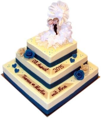 Eine Hochzeitstorte mit Braut und Bräutigam oben drauf