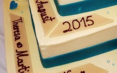 Eine Nahaufnahme eines Kuchens mit der Jahreszahl 2015 darauf