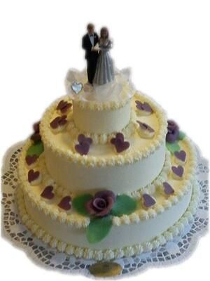 Eine Hochzeitstorte mit einer Braut- und Bräutigamfigur obenauf