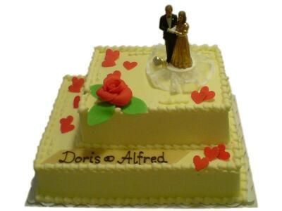 Eine Hochzeitstorte mit den Namen Doris und Alfred darauf