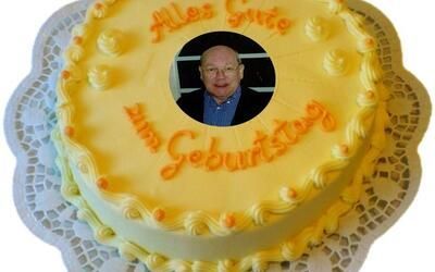 Ein gelber Kuchen mit einem Bild eines Mannes darauf