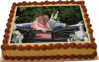 Ein Kuchen mit einem Bild von einem Mann und einer Frau darauf