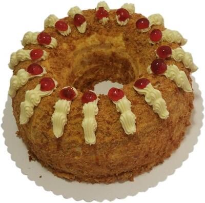 Ein Kuchen mit Schlagsahne und Kirschen darauf