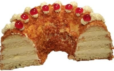 Ein Stück Kuchen mit Kirschen obendrauf