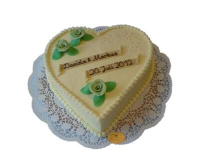 Ein herzförmiger Kuchen mit der Aufschrift Daniela und Markus