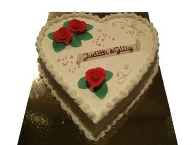 Ein herzförmiger Kuchen mit den Namen „Judith“ und „Gilly“ darauf