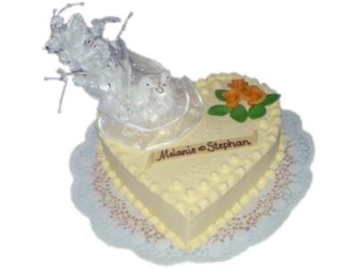 Ein herzförmiger Kuchen mit den Namen Melanie und Stephan darauf