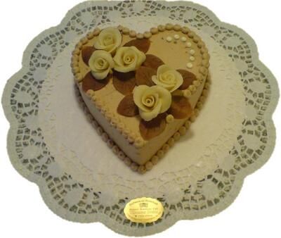 Ein herzförmiger Kuchen mit Rosen darauf