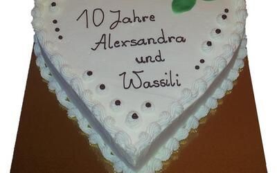 Ein herzförmiger Kuchen mit der Aufschrift „10 Jahre Alexandra und Wassili“.