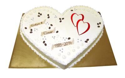 Ein herzförmiger Kuchen mit zwei Herzen darauf