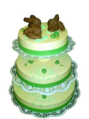 Eine dreistöckige Torte mit zwei Schokoladenhasen obenauf