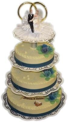 Eine Hochzeitstorte mit einer Braut- und Bräutigamfigur obenauf