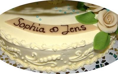 Ein Kuchen mit den Namen Sophia und Jens darauf