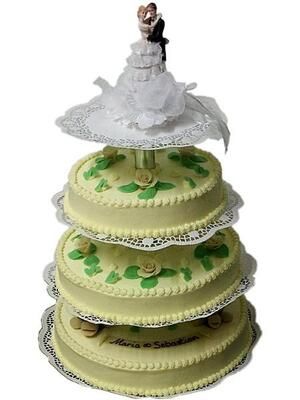 Eine Hochzeitstorte mit einer Braut- und Bräutigamfigur obenauf