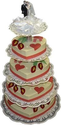 Eine Hochzeitstorte mit einer Braut- und Bräutigamfigur oben drauf.