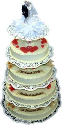 Eine Hochzeitstorte mit einer Braut- und Bräutigamfigur obenauf