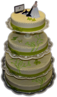 Eine Hochzeitstorte mit einer Braut- und Bräutigamfigur obenauf