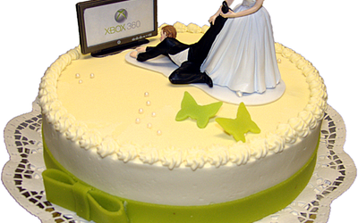 Eine Hochzeitstorte mit einer Braut- und Bräutigamfigur darauf