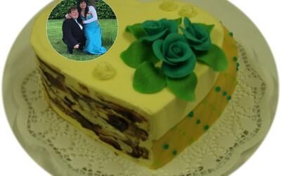 Ein herzförmiger Kuchen mit einem Bild von einem Mann und einer Frau darauf
