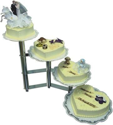 Drei herzförmige Hochzeitstorten auf einem Ständer mit einer Braut- und Bräutigamfigur oben drauf.