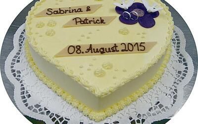 Ein herzförmiger Kuchen mit dem Datum 8. August 2015 darauf