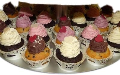 Ein Tablett mit Cupcakes mit verschiedenen Geschmacksrichtungen und Zuckerguss